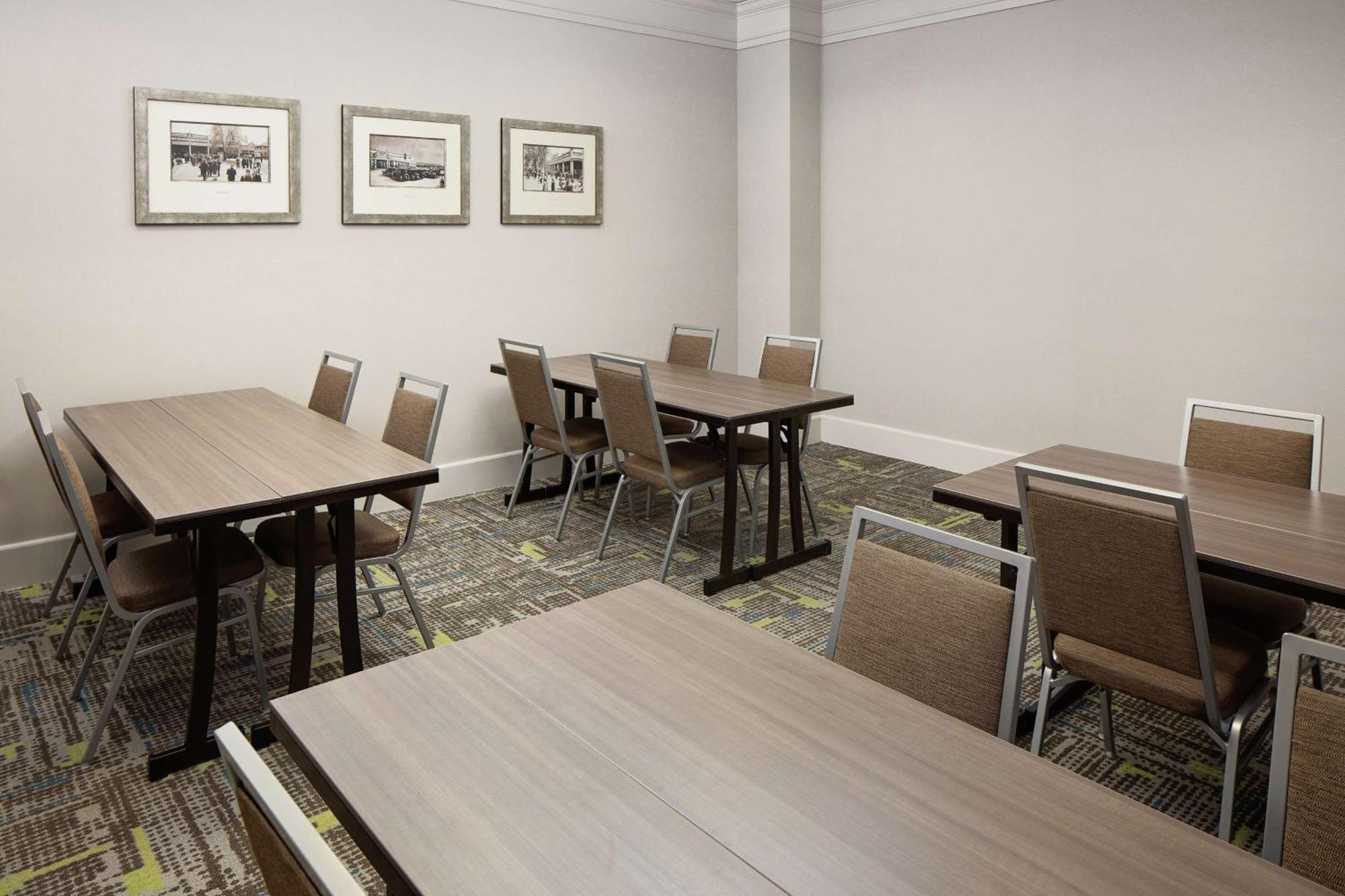 Hampton Inn Louisville Downtown Екстер'єр фото